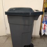 CONTENEDOR 70 LTS C/TAPA Y RUEDAS GRIS